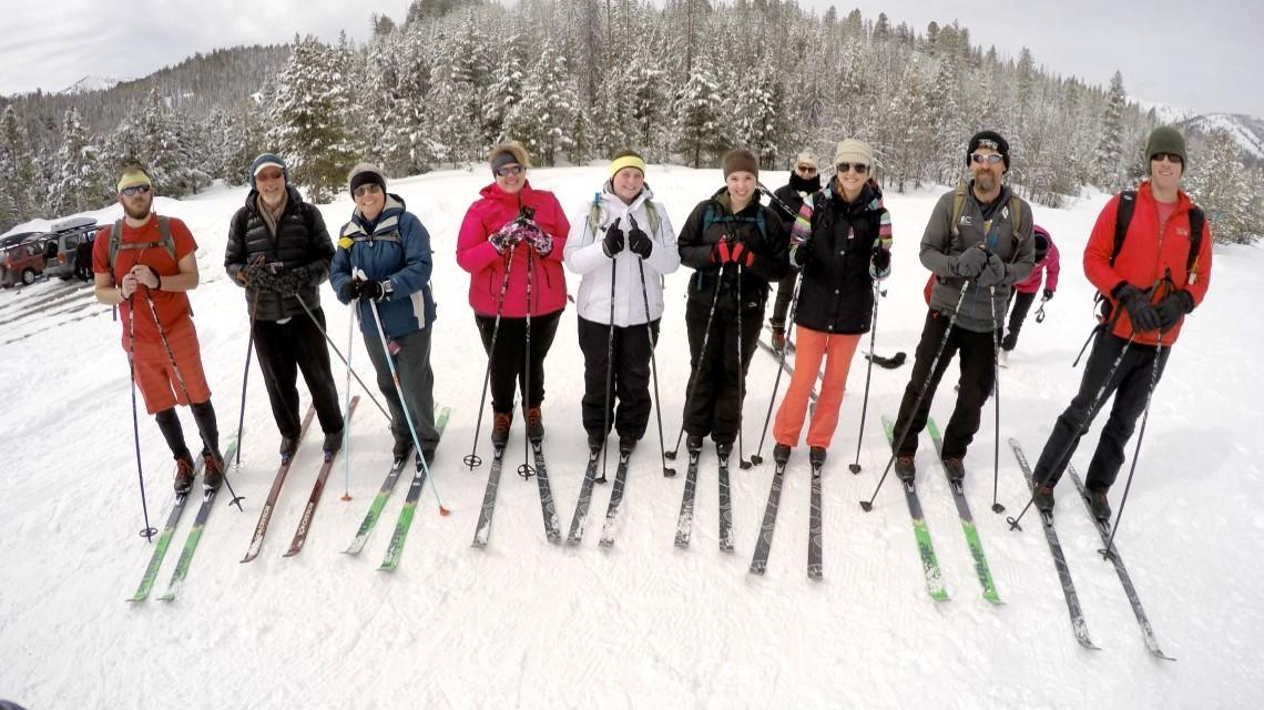 11 students line up for a photo before they start skiing