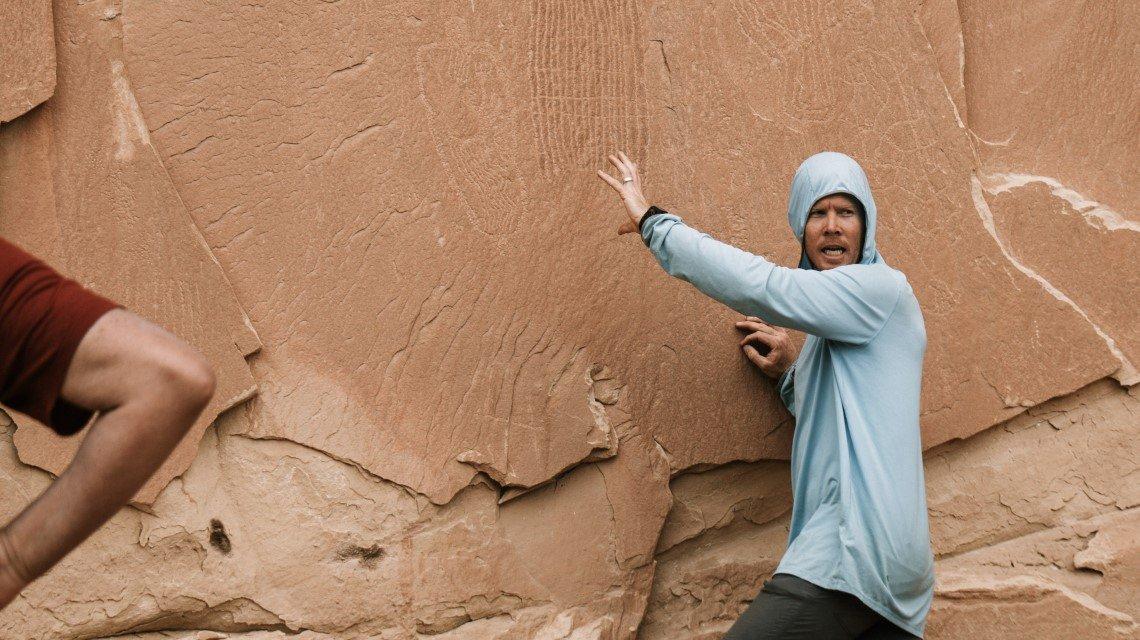 explaining rock carvings