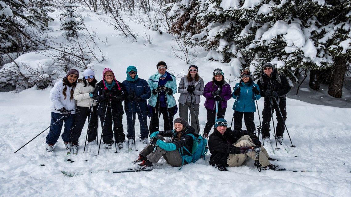 12 students line up for a photo after a day of skiing
