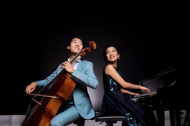 Cheng2Duo playing cello and piano